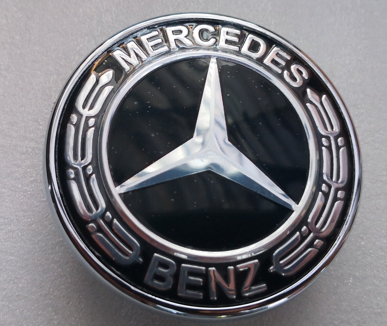 Mercedes AMG Emblem Schriftzug Neu in Schwarz/Rot Metall