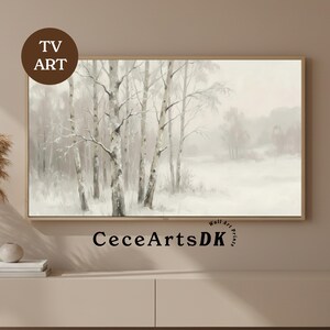 Op de afbeelding: Een ingelijste landschapskunstafdruk die een winterlandschap met besneeuwde berken toont. Het kunstwerk heeft een gedempt kleurenpalet van wit, grijs en beige, met de tekst "TV ART" en "CeceArtsDK" zichtbaar.