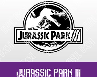 Puede incluir: Logotipo en blanco y negro para Jurassic Park III. El logotipo presenta un esqueleto de dinosaurio dentro de un círculo con las palabras "Jurassic Park III" debajo.