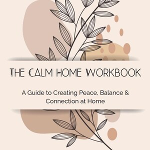 Puede incluir: Portada de cuaderno con el título "THE CALM HOME WORKBOOK" en negro. La portada tiene un fondo beige con formas abstractas y dibujos lineales de hojas. El subtítulo dice "A Guide to Creating Peace, Balance & Connection at Home."