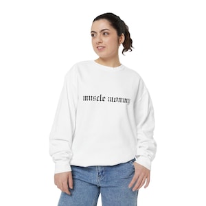 Muskel-Mumien-Sweatshirt | Fitness-Mama-Pullover mit gotischer Schrift