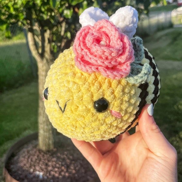 Crochet bee plushie - crochet bee plush - crochet plushie - crochet animal - crochet bee - crochet amigurumi