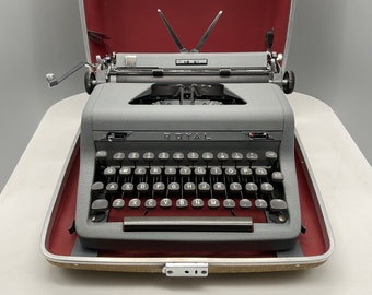 1952 Royal Quiet De Luxe Portable Typewriter W/Case