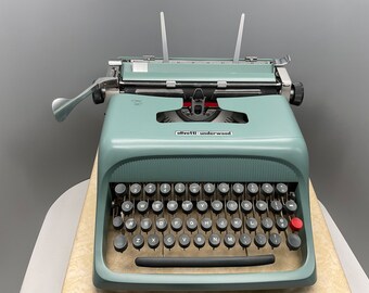 Olivetti=Underwood Studio 44 Schreibmaschine aus den 1950er Jahren, nahezu neuwertiger tragbarer Zustand. Preis reduziert