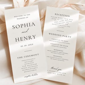 Puede incluir: Dos tarjetas de programa de boda en color blanco roto con tipografía negra serif y manuscrita. La tarjeta izquierda enumera los nombres Sophia y Henry, la fecha y el orden de la ceremonia. La derecha detalla la recepción y el cortejo nupcial.