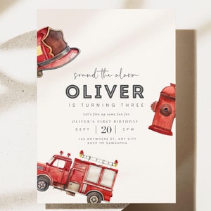K&ouml;nnte beinhalten: Eine druckbare Einladung zum dritten Geburtstag eines Kindes. Die Einladung zeigt ein rotes Feuerwehrauto, einen Hydranten und einen Feuerwehrhelm. Der Text auf der Einladung lautet "Sound the alarm Oliver is turning three".