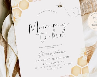 Könnte beinhalten: Eine druckbare Babyparty-Einladung mit einem Bienen- und Wabenmuster. Die Einladung lautet "Let's shower the Mommy to bee" und enthält Datum, Uhrzeit und Ort der Party. Die Einladung enthält auch den Text "Our Dearest Moments Design Co."