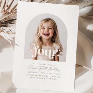Puede incluir: Una tarjeta de invitaci&oacute;n blanca con una foto de una ni&ntilde;a sonriendo. El texto de la tarjeta dice "cuatro" en una fuente estilizada y "El cuarto cumplea&ntilde;os de Olivia" en cursiva. La invitaci&oacute;n incluye la fecha, la hora, la ubicaci&oacute;n y la informaci&oacute;n de RSVP.