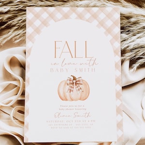 Pode incluir: Um convite para um ch&aacute; de beb&ecirc; com tema de outono. O convite apresenta uma ilustra&ccedil;&atilde;o em aquarela de uma ab&oacute;bora com um la&ccedil;o xadrez rosa e branco. O texto do convite diz "Fall in love with Baby Smith".