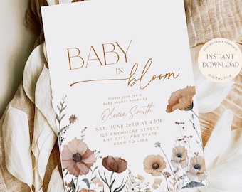 Puede incluir: Una invitación a un baby shower con un diseño floral. La invitación dice "Baby in Bloom" e incluye la fecha, la hora y el lugar del baby shower. El texto está en una fuente marrón y las flores están en tonos de rosa, naranja y amarillo.