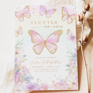 K&ouml;nnte beinhalten: Eine rosafarbene und goldene Einladung zum Thema Schmetterling mit dem Text "Flutter on over" und "Evelyn's Sixth Birthday". Die Einladung hat einen Aquarellhintergrund mit Blumen und Schmetterlingen.