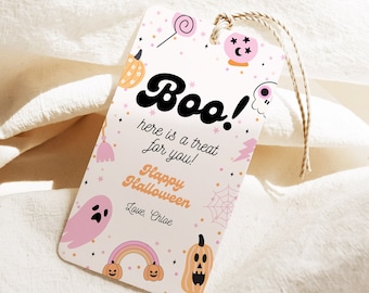 Può includere: Un'etichetta regalo a tema Halloween con la parola "Boo!" in un font retrò. L'etichetta presenta illustrazioni di un fantasma, una zucca e un arcobaleno. Il testo sull'etichetta recita "here is a treat for you! Happy Halloween Love Chloe."