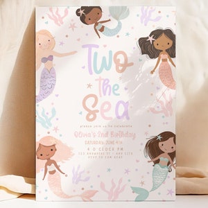 Könnte beinhalten: Eine rosafarbene und blaue Einladung zum Geburtstag mit Meerjungfrauen-Motiv mit dem Text "Two the Sea" und "Olivia's 2nd Birthday". Die Einladung zeigt Illustrationen von Meerjungfrauen mit bunten Schwänzen und Muscheln.