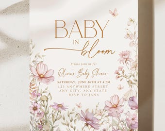 Puede incluir: Una invitación a un baby shower con un diseño floral. El texto dice "Baby in Bloom" e incluye detalles del evento, como la fecha, la hora y la ubicación. La invitación está decorada con delicadas flores rosas y blancas.