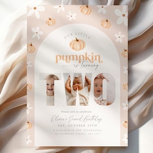 Puede incluir: Una invitaci&oacute;n de cumplea&ntilde;os para un ni&ntilde;o de dos a&ntilde;os con un fondo melocot&oacute;n, con un dise&ntilde;o de calabaza y flores. El texto dice "Our Little Pumpkin is Turning Two" con el nombre, la fecha, la hora y la direcci&oacute;n del ni&ntilde;o.