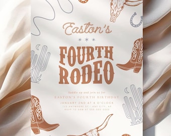 Puede incluir: Una invitación blanca con un tema occidental en marrón y blanco. La invitación dice "Easton's Fourth Rodeo" e incluye detalles para una fiesta de cumpleaños. La invitación está decorada con ilustraciones de botas de vaquero, herraduras, cactus y una calavera.