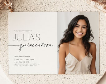 Op de afbeelding: Een quinceañera-uitnodiging met de tekst "Je bent uitgenodigd voor Julia's quinceañera." De uitnodiging bevat een foto van een lachende vrouw in een beige jurk. De uitnodiging is een zelfbewerkbare sjabloon.