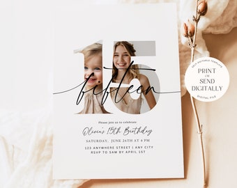 Op de afbeelding: Een witte uitnodiging met een foto van twee meisjes in het getal 15. De tekst luidt "Sluit je aan bij ons om de 15e verjaardag van Olivia te vieren, Zaterdag 26 juni om 16:00 uur, 123 Anywhere Street | Any City, RSVP aan Sam vóór 1 april". Onderaan de uitnodiging staat "Our Dearest Moments Design Co."