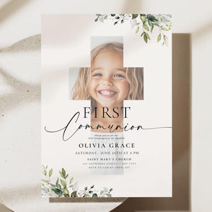 Puede incluir: Una invitación de Primera Comunión con una foto de un niño sonriente dentro de una forma de cruz. La invitación incluye las palabras "First Communion" en escritura cursiva, detalles del evento y adornos florales. El diseño es ligero y aireado.