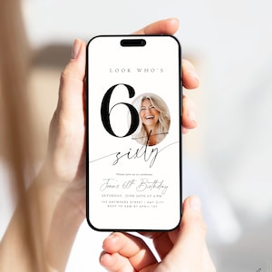 以下が含まれることがあります： スマートフォンには60歳の誕生日パーティーの招待状が表示されています。「LOOK WHO'S 60」というテキストと笑顔の女性の写真がデザインされています。招待状には、日付、時間、場所、RSVPの詳細も記載されています。
