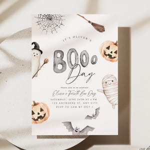 Può includere: Un biglietto d'invito rettangolare con illustrazioni ad acquerello di un fantasma, una mummia, zucche, pipistrelli, una ragnatela e una scopa. Il testo recita: It's Oliver's BOO Day, Please join us to celebrate, Oliver's Fourth Boo Day, Saturday.