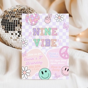 Puede incluir: Una invitación de fiesta con un tema retro. La invitación presenta el texto "NINE is a VIBE" en colores pastel, junto con margaritas, mariposas y un signo de la paz. Una bola de discoteca está en el fondo.
