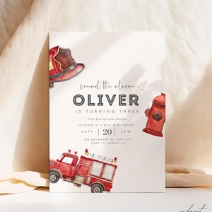 K&ouml;nnte beinhalten: Ein rotes Feuerwehrauto mit einer wei&szlig;en Leiter und gelben Lichtern. Das Auto befindet sich auf einem wei&szlig;en Hintergrund mit dem Text "sound the alarm OLIVER IS TURNING THREE Let's fire up some fun for OLIVER'S FIRST BIRTHDAY SEPT |20| 2PM 123 ANYWHERE ST, ANY CITY RSVP TO SAMANTHA".