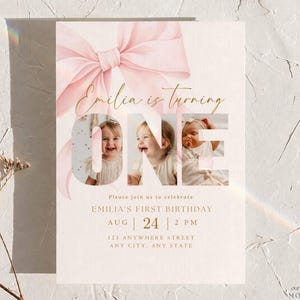 Puede incluir: Una tarjeta de invitación de cumpleaños rosa pálido con un gran lazo de acuarela en la parte superior y el texto Emilia is turning ONE. El diseño incluye tres recortes fotográficos circulares de un niño, detalles del evento y la dirección 123 Anywhere Street.