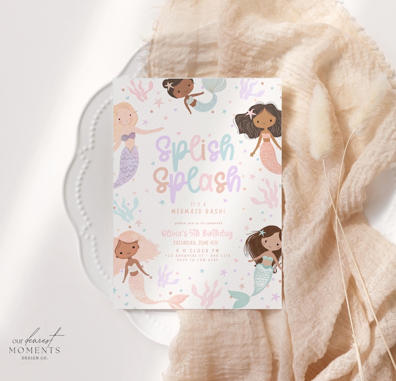 Op de afbeelding: Een uitnodigingskaart met zeemeermint thema met de tekst "Splish Splash" in pastelkleuren. De kaart bevat illustraties van zeemeerminnen en de tekst "Olivia's 5th Birthday". De kaart ligt op een wit bord met een perzikkleurige stof.