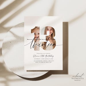 Op de afbeelding: Een witte uitnodigingskaart met een zwart-witfoto van twee meisjes in het getal 13. De tekst op de kaart luidt "Please join us to celebrate Olivia's 13th Birthday, Saturday, June 26th at 4 PM, 123 Anywhere Street | Any City, RSVP to Sam by April 1st". De onderkant van de kaart luidt "our dearest MOMENTS DESIGN CO."