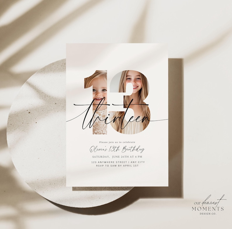Op de afbeelding: Een witte uitnodigingskaart met een zwart-witfoto van twee meisjes in het getal 13. De tekst op de kaart luidt "Please join us to celebrate Olivia's 13th Birthday, Saturday, June 26th at 4 PM, 123 Anywhere Street | Any City, RSVP to Sam by April 1st". De onderkant van de kaart luidt "our dearest MOMENTS DESIGN CO."