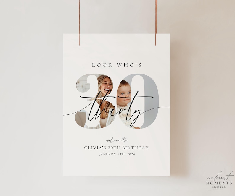 Op de afbeelding: Een witte poster met een grijs nummer 30 met het woord "dertig" erboven geschreven in cursief. Het nummer 30 heeft twee foto's van een vrouw en een kind erin. De tekst "Kijk wie het is" staat bovenaan de poster. De tekst "Welkom op Olivia's 30e verjaardag 5 januari 2024" staat onderaan de poster.