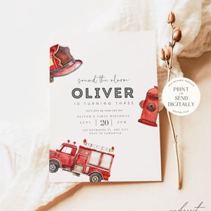 K&ouml;nnte beinhalten: Ein rotes und wei&szlig;es Feuerwehrauto, ein roter Hydrant und ein roter Feuerwehrhelm sind auf wei&szlig;em Hintergrund abgebildet. Der Text "sound the alarm OLIVER is turning three" ist in Schwarz gedruckt. Der Text "Let's fire up some fun for OLIVER'S FIRST BIRTHDAY SEPT 20 2PM 123 ANYWHERE ST, ANY CITY RSVP TO SAMANTHA" ist in Grau gedruckt. Der Text "SELF-EDITABLE TEMPLATE PRINT OR SEND DIGITALLY DIGITAL FILE" ist in einem Kreis mit rotem Rand gedruckt. Der Text "our dearest MOMENTS DESIGN CO." ist in Schwarz gedruckt.
