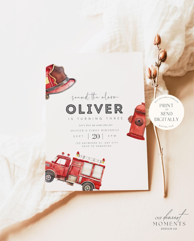 K&ouml;nnte beinhalten: Ein rotes und wei&szlig;es Feuerwehrauto, ein roter Hydrant und ein roter Feuerwehrhelm sind auf wei&szlig;em Hintergrund abgebildet. Der Text "sound the alarm OLIVER is turning three" ist in Schwarz gedruckt. Der Text "Let's fire up some fun for OLIVER'S FIRST BIRTHDAY SEPT 20 2PM 123 ANYWHERE ST, ANY CITY RSVP TO SAMANTHA" ist in Grau gedruckt. Der Text "SELF-EDITABLE TEMPLATE PRINT OR SEND DIGITALLY DIGITAL FILE" ist in einem Kreis mit rotem Rand gedruckt. Der Text "our dearest MOMENTS DESIGN CO." ist in Schwarz gedruckt.