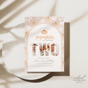 Puede incluir: Una invitaci&oacute;n de cumplea&ntilde;os beige con un dise&ntilde;o floral y de calabaza. El texto dice "Our Little Pumpkin is turning TWO" con fotos dentro de los n&uacute;meros. Se incluyen detalles del cumplea&ntilde;os.