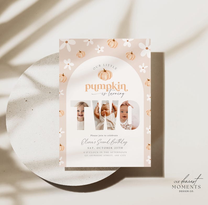 Puede incluir: Una invitaci&oacute;n de cumplea&ntilde;os beige con un dise&ntilde;o floral y de calabaza. El texto dice "Our Little Pumpkin is turning TWO" con fotos dentro de los n&uacute;meros. Se incluyen detalles del cumplea&ntilde;os.
