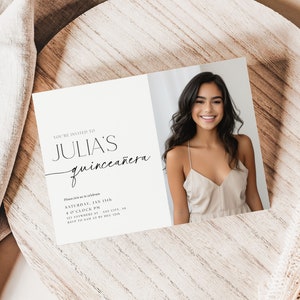 K&ouml;nnte beinhalten: Eine gefaltete Einladungskarte mit dem Text "YOU'RE INVITED TO JULIA'S quincea&ntilde;era" in schwarzer Schrift. Die rechte Seite zeigt eine l&auml;chelnde junge Frau in einem beigen Kleid. Die Karte liegt auf einer Holzoberfl&auml;che.