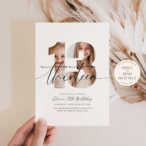 Op de afbeelding: Een witte printbare uitnodiging met een foto van twee meisjes in een uitgesneden nummer 13. De tekst luidt "Kom gezellig meevieren met Olivia's 13e verjaardag, zaterdag 26 juni om 16:00 uur, 123 Anywhere Street, Any City, RSVP aan Sam voor 1 april".