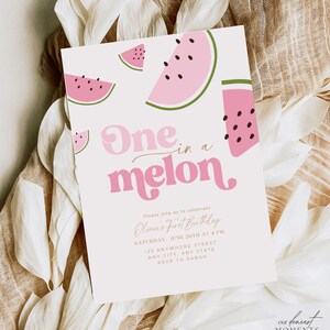 Puede incluir: Una invitación de cumpleaños de primer año con temática de sandía rosa y verde. La invitación dice "One in a melon" e incluye los detalles: Olivia's First Birthday, sábado 26 de junio a las 4 PM, 123 Anywhere Street, Any City, Any State, RSVP to Sarah.
