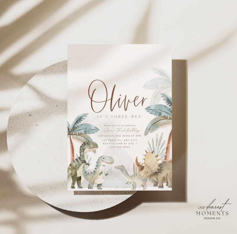 K&ouml;nnte beinhalten: Eine hellrosa Dinosaurier-Geburtstagseinladung mit einer Aquarell-Illustration von Dinosauriern und Palmen. Der Text lautet "Oliver ist ein Three Rex" und enth&auml;lt Details zur Party, einschlie&szlig;lich Datum, Uhrzeit und Ort.
