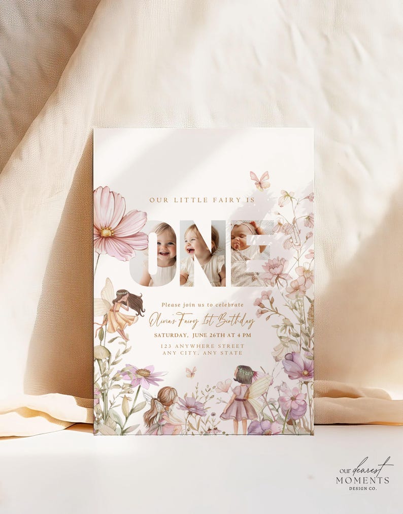 Może przedstawiać: Zaproszenie urodzinowe z motywem wr&oacute;żki z napisem "OUR LITTLE FAIRY IS ONE". Zawiera zdjęcie dziecka, ilustracje wr&oacute;żek i szczeg&oacute;ły wydarzenia. Projekt zawiera r&oacute;żowe i fioletowe kwiaty.
