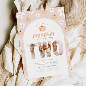 Puede incluir: Una invitaci&oacute;n de cumplea&ntilde;os en color rubor con un tema de calabaza. El texto "Our Little Pumpkin is turning TWO" se muestra con fotos dentro de las letras. La invitaci&oacute;n incluye detalles para el segundo cumplea&ntilde;os de Olivia, con calabazas y flores.