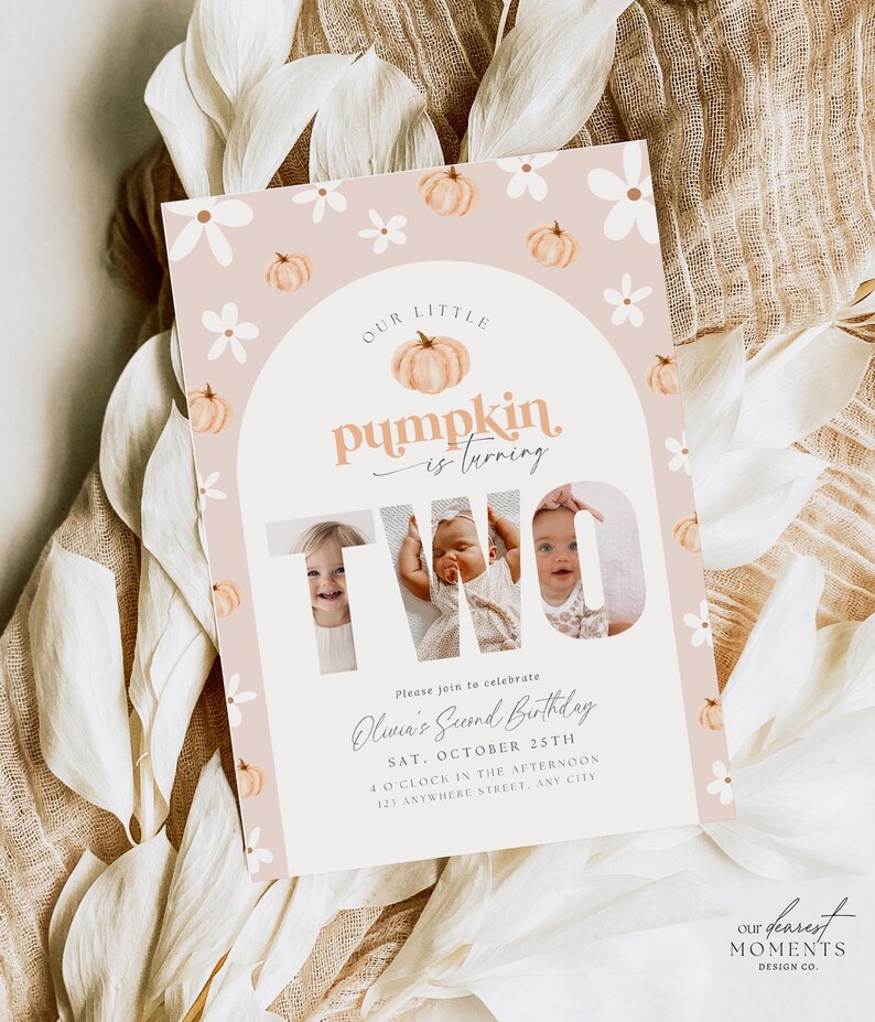 Puede incluir: Una invitaci&oacute;n de cumplea&ntilde;os en color rubor con un tema de calabaza. El texto "Our Little Pumpkin is turning TWO" se muestra con fotos dentro de las letras. La invitaci&oacute;n incluye detalles para el segundo cumplea&ntilde;os de Olivia, con calabazas y flores.