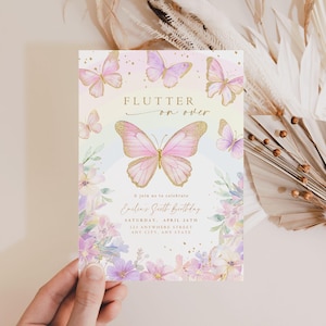 K&ouml;nnte beinhalten: Eine rosafarbene und goldene Einladung zum Thema Schmetterling mit dem Text "Flutter on over" und "Join us to celebrate Emilia's Sixth Birthday" mit Datum und Ort.