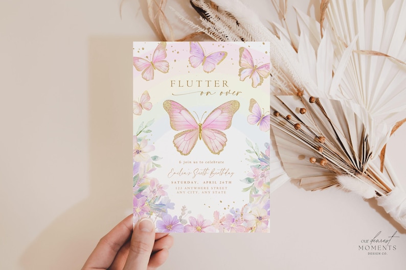 K&ouml;nnte beinhalten: Eine rosafarbene und goldene Einladung zum Thema Schmetterling mit dem Text "Flutter on over" und "Join us to celebrate Emilia's Sixth Birthday" mit Datum und Ort.
