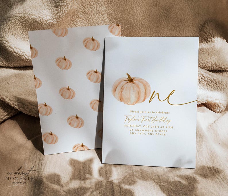 Pu&ograve; includere: Due biglietti bianchi a tema zucca. Un biglietto presenta una zucca ad acquerello e la parola "one" in corsivo dorato. L'altro biglietto ha un motivo di zucche. Il testo sul biglietto recita "Taylor's First Birthday".