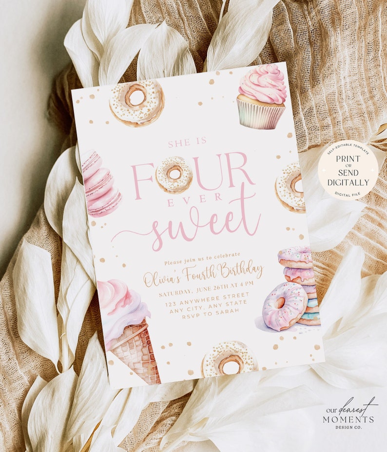 K&ouml;nnte beinhalten: Eine druckbare Geburtstagseinladung in rosa und gold. Die Einladung zeigt einen Donut, einen Cupcake, einen Eiswaffel und ein Macaron. Der Text auf der Einladung lautet "She is Four Ever Sweet" und enth&auml;lt Details zur vierten Geburtstagsfeier von Olivia.
