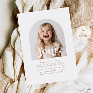Puede incluir: Una invitaci&oacute;n de cumplea&ntilde;os blanca y rosa con una foto de una ni&ntilde;a sonriendo. La invitaci&oacute;n dice "cuatro" en una fuente caprichosa e incluye el texto "Por favor, &uacute;nase a nosotros para celebrar el cuarto cumplea&ntilde;os de Olivia".