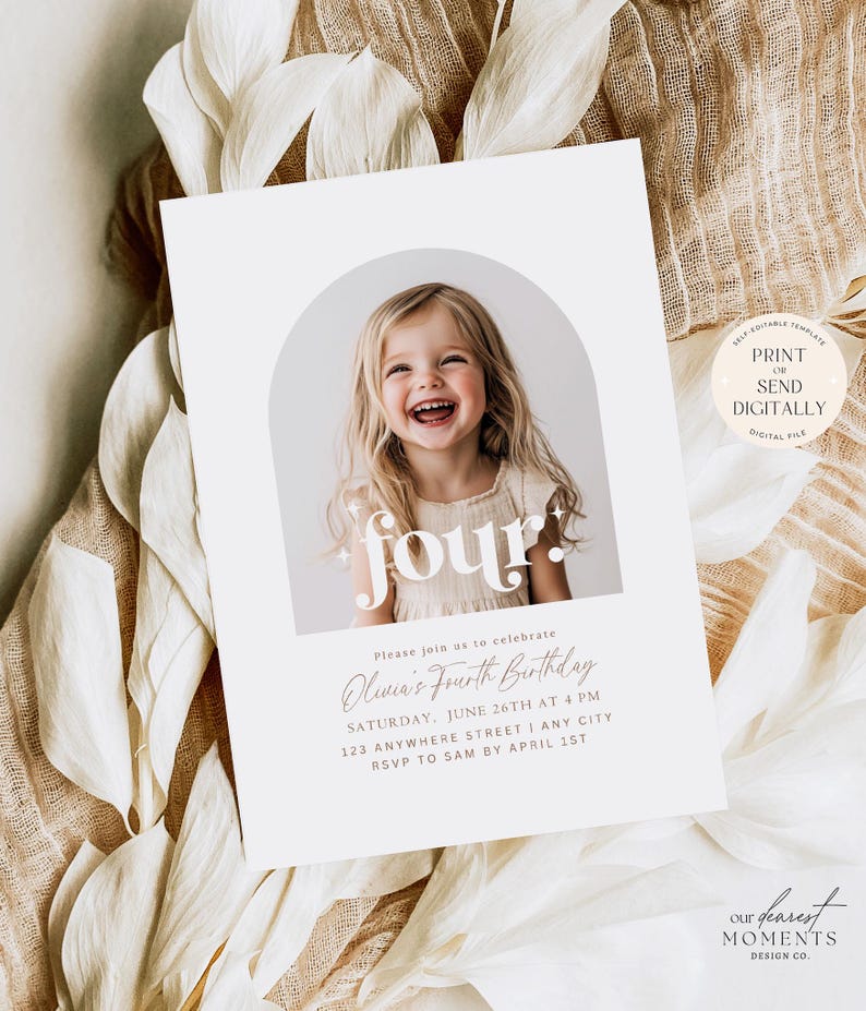 Puede incluir: Una invitaci&oacute;n de cumplea&ntilde;os blanca y rosa con una foto de una ni&ntilde;a sonriendo. La invitaci&oacute;n dice "cuatro" en una fuente caprichosa e incluye el texto "Por favor, &uacute;nase a nosotros para celebrar el cuarto cumplea&ntilde;os de Olivia".