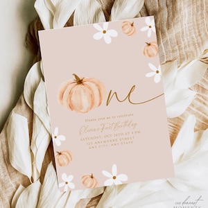 Pu&ograve; includere: Un invito di compleanno rosa con zucche ad acquerello e fiori bianchi. L'invito recita "One" in oro, con i dettagli del primo compleanno di Olivia. Il design include il testo "Please join us to celebrate" e i dettagli dell'evento.